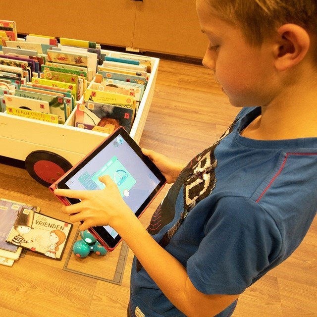 Programming Dash robot with a tablet.