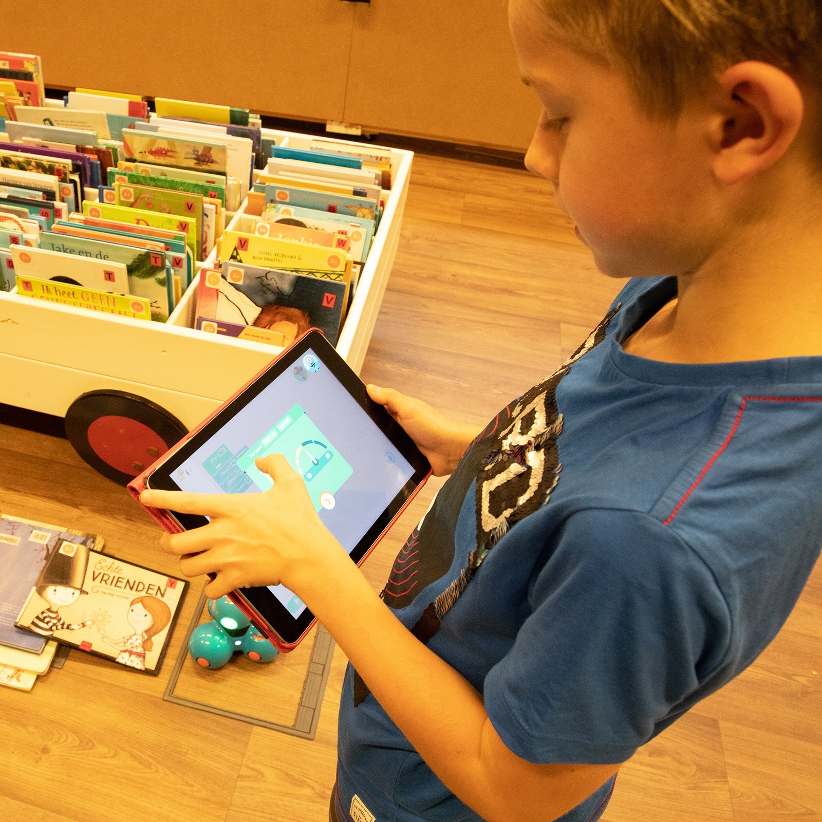 Programming Dash robot with a tablet.